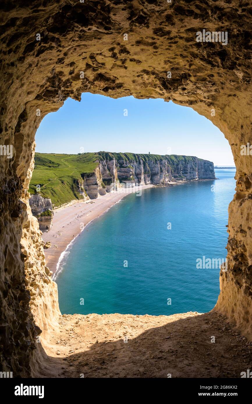 Die Fourquet-Klippe und der Strand von Tilleul von der Höhle „Grotte d'Amour“ (Höhle der Liebe) in Etretat, Normandie, aus gesehen. Stockfoto