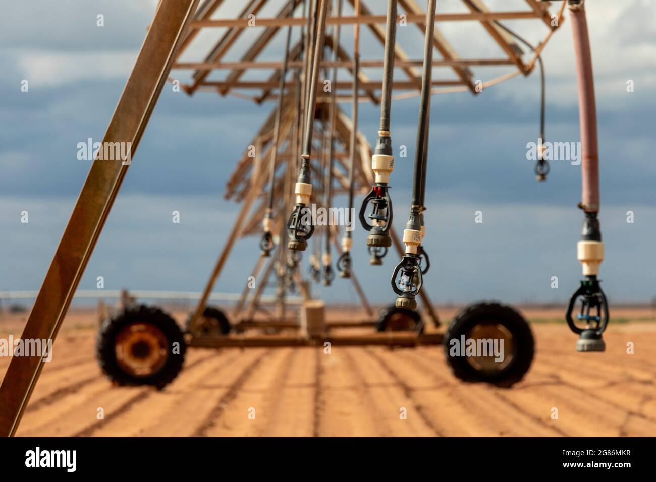 Plains, Texas - Center-Pivot Bewässerungstechnik auf einer West Texas Farm. Stockfoto