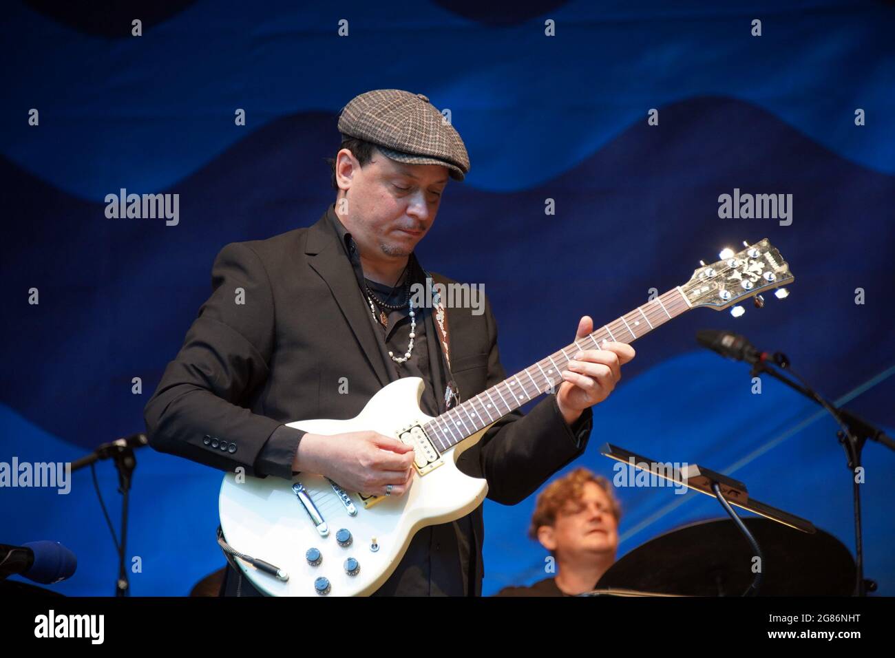 26. Juni 2021, Schleswig-Holstein, Timmendorfer Strand: Kurt Peter Rosenwinkel, geboren 1970 in Philadelphia, Pennsylvania, ist ein amerikanischer Jazzmusiker, Gitarrist, Komponist und Produzent. Kurt Rosenwinkel lebt seit 2004 in Berlin. Foto: Lutz Knauth/dpa-Zentralbild/ZB Stockfoto