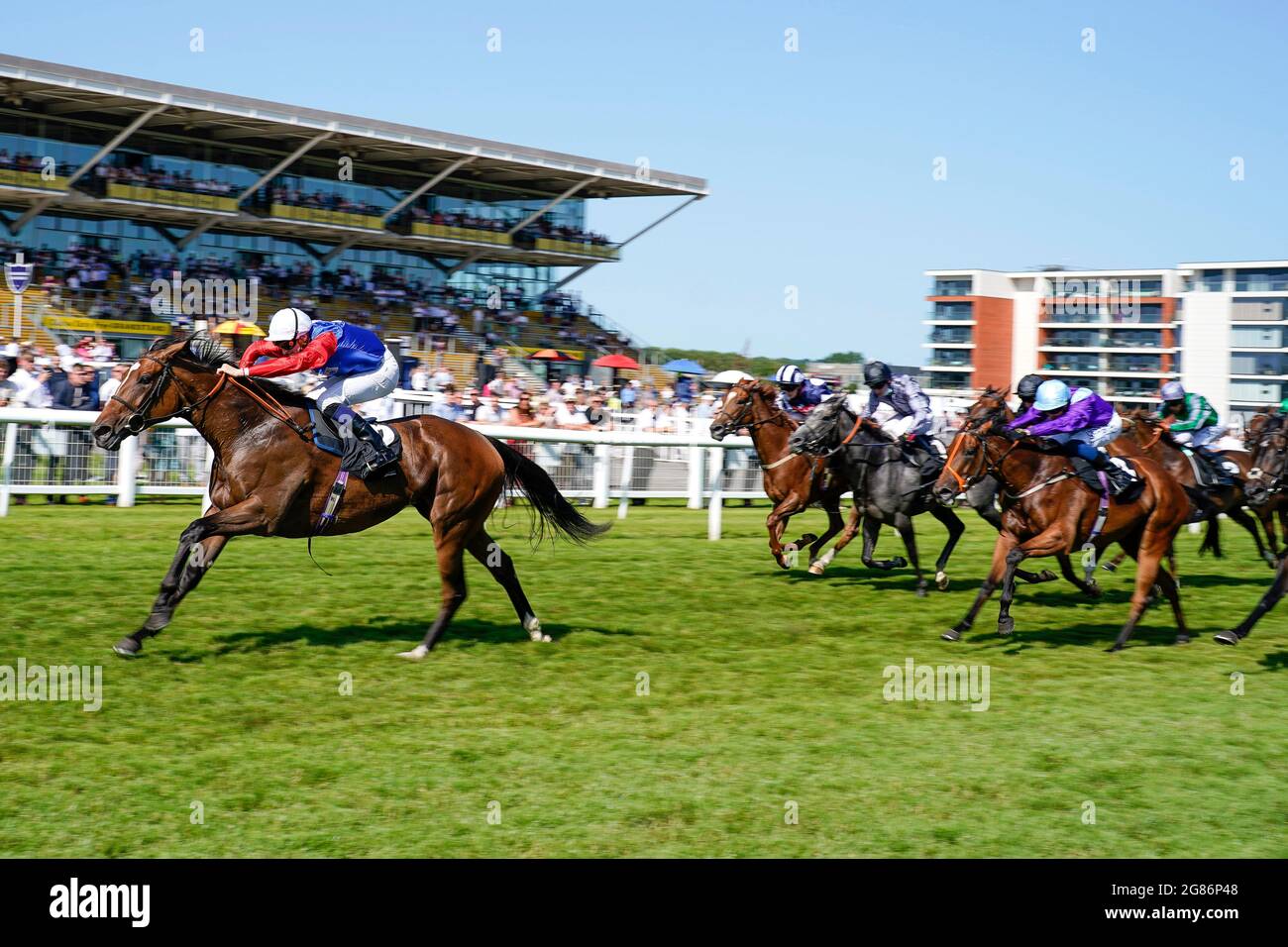 Hector Crouch gewinnt das Whitsbury Manor Gestüt, das das Handicap der britischen EBF Premier-Fohlen auf der Rennbahn Newbury unterstützt. Stockfoto