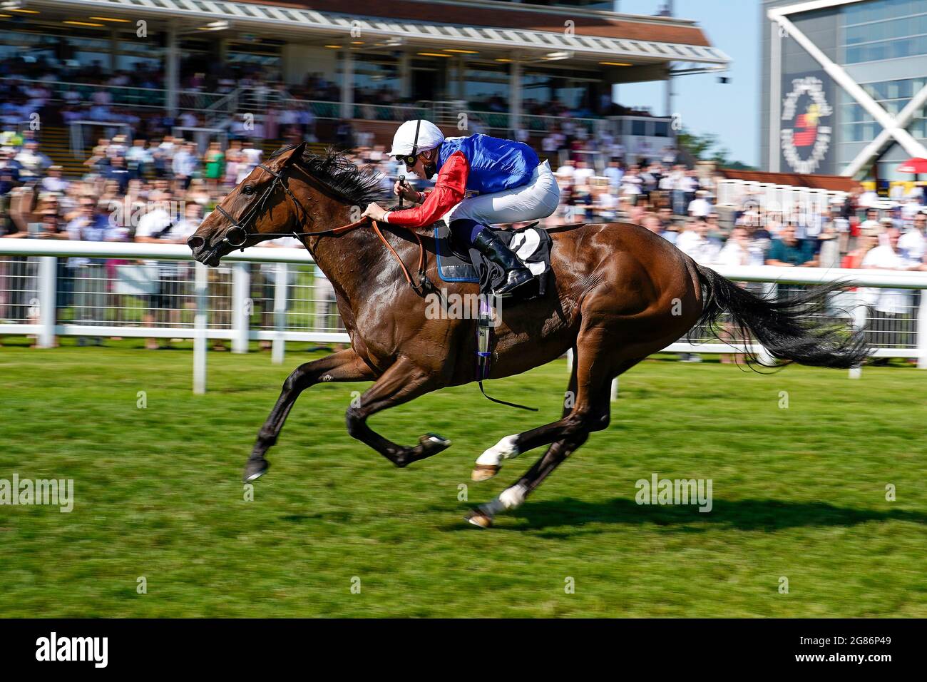 Hector Crouch gewinnt das Whitsbury Manor Gestüt, das das Handicap der britischen EBF Premier-Fohlen auf der Rennbahn Newbury unterstützt. Stockfoto