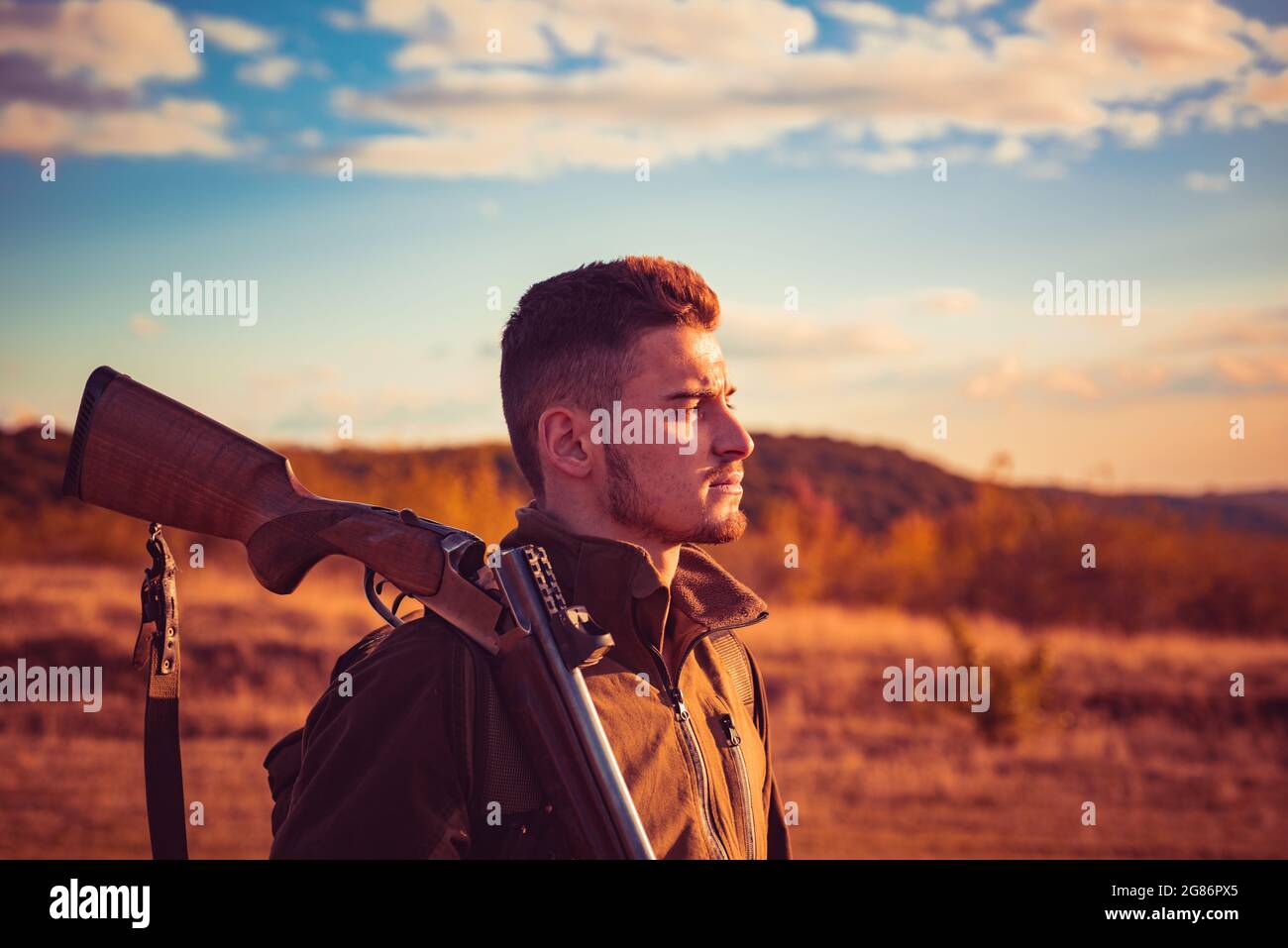 Herbstjagd. Jäger mit Schrotflinte auf der Jagd. Autunm-Jagd. Klassischer Jäger. Jagdgewehre. Stockfoto