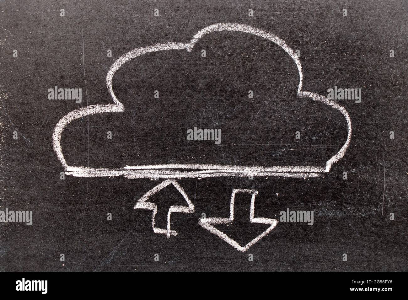 Weiße Kreide Handzeichnung in Wolke mit Pfeil nach oben und unten Symbol Form auf schwarzem Brett Hintergrund (Konzept für Cloud-Computer herunterladen und hochladen Daten, Co Stockfoto