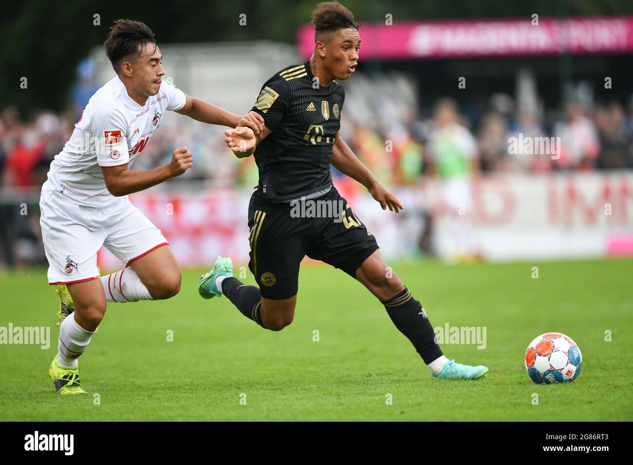 Villingen Schwenningen, Deutschland. Juli 2021. Fußball: Testspiele, FC  Bayern München - 1. FC Köln in der MS Technologie Arena. Kölns Jens Castrop  (l) und Bayerns Armindo Sieb kämpfen um den Ball. Kredit: