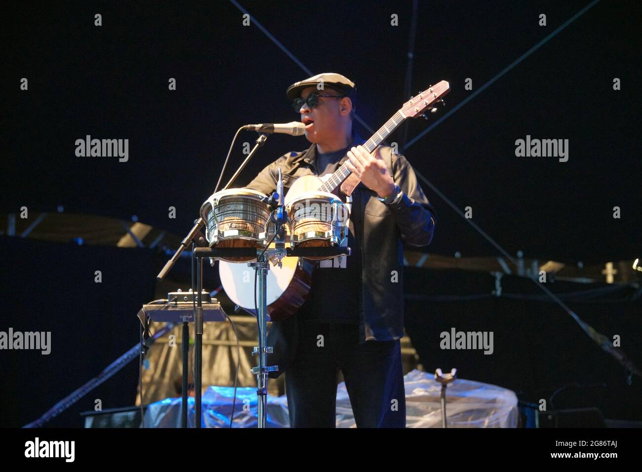 Timmendorfer Strand, Deutschland. Juni 2021. Raul Midón, ein amerikanischer Singer-Songwriter aus New York. Midón ist bekannt für sein virtuoses Gitarrenspiel und die A-cappella-Elemente, die er in seine Lieder einbezieht. Quelle: Lutz Knauth/dpa-Zentralbild/ZB/dpa/Alamy Live News Stockfoto