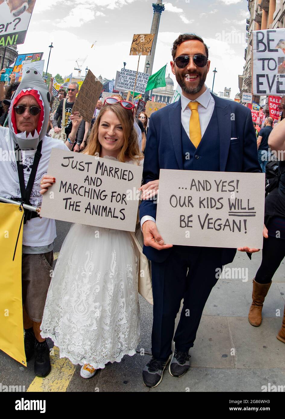 Ein frisch verheiratetes Paar beim Official Animal Rights March London 2019 Stockfoto