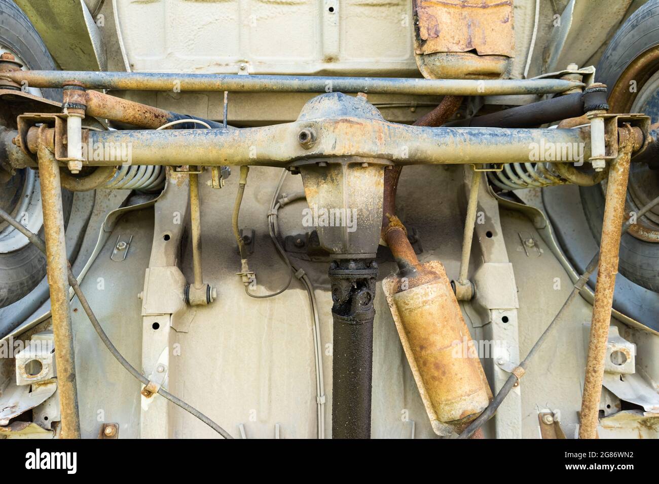Ansicht des Fahrgestells (Unterseite).Rostiger alter Wagen, Ansicht von unten. Stockfoto