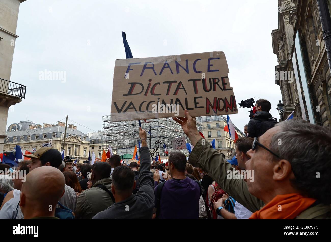 Mehrere tausend Menschen versammelten sich in Paris auf den Aufruf von „les patriotes“ und „Debout la France“, gegen den Gesundheitspass und die obligatorische Impfung Stockfoto
