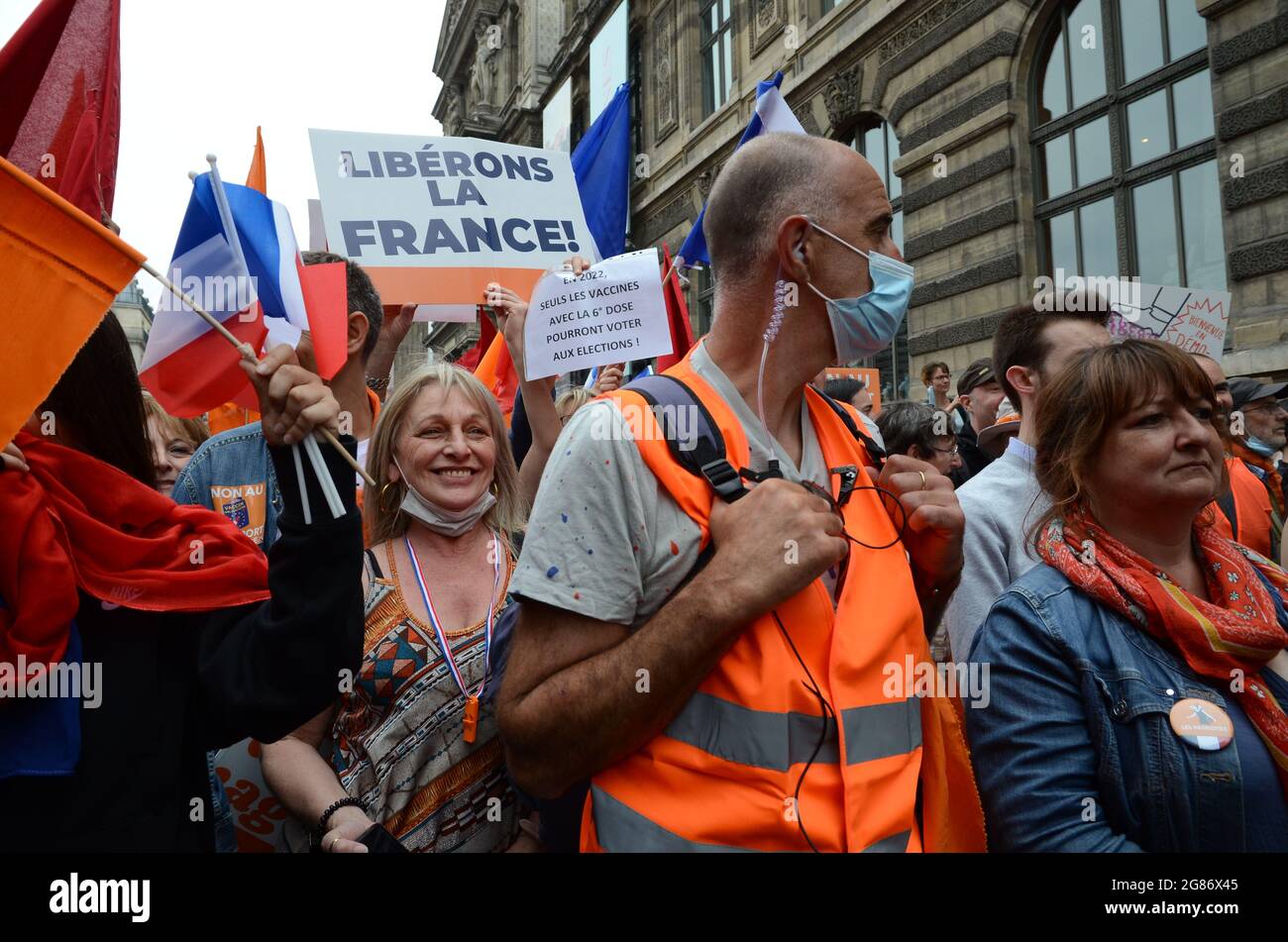 Mehrere tausend Menschen versammelten sich in Paris auf den Aufruf von „les patriotes“ und „Debout la France“, gegen den Gesundheitspass und die obligatorische Impfung Stockfoto
