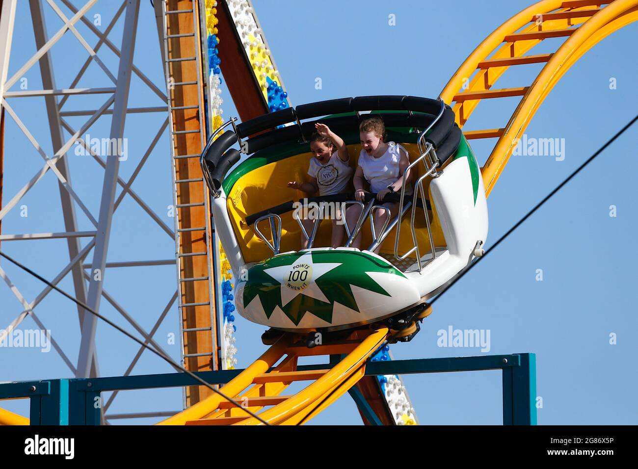 Hastings, East Sussex, Großbritannien. 17 Juli 2021. UK Wetter: Heiß und sonnig für die Küstenstadt Hastings in East Sussex, da die Stadt mit Besuchern überflutet ist. Jahrmarkt. Foto-Kredit: Paul Lawrenson /Alamy Live Nachrichten Stockfoto