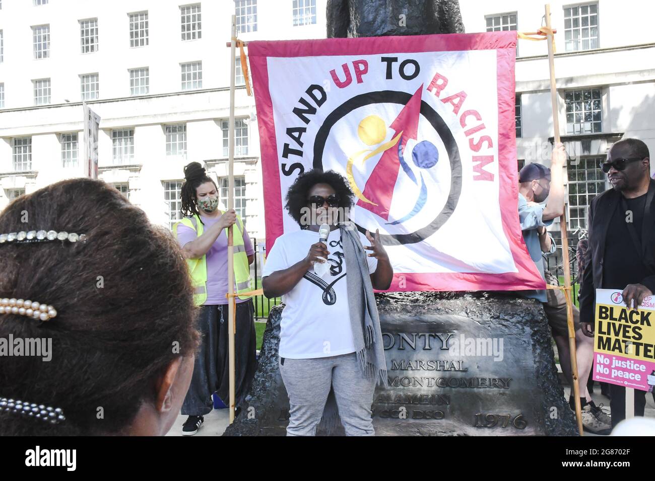 London, Großbritannien. Juli 2021. Anti-Rassismus-Aktivisten versammeln sich vor der Downing Street, um das Knie zur Unterstützung der englischen Fußballspieler zu holen, die nach dem Euro-Finale am 17. Juli 2021 in London, Großbritannien, Rassenmissbrauch erlitten haben. Kredit: Picture Capital/Alamy Live Nachrichten Stockfoto