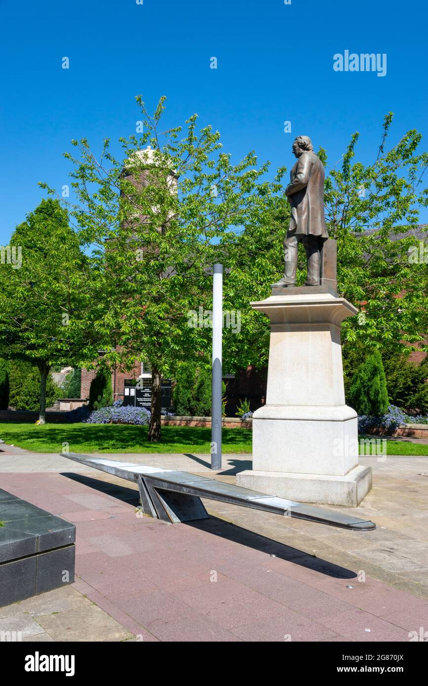 Statue von Cobden auf dem neu geschaffenen Platz in St. Petersgate, Stockport, Greater Manchester. Stockfoto