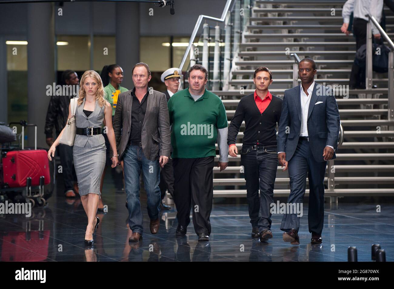 Die Dreharbeiten von Hustle vor Ort am Flughafen Birmingham. Die LtoR-Schauspieler Kelly Adams, Robert Glenister, Mark Benton, Matt Di Angelo, Adrian Lester, 2009 Stockfoto