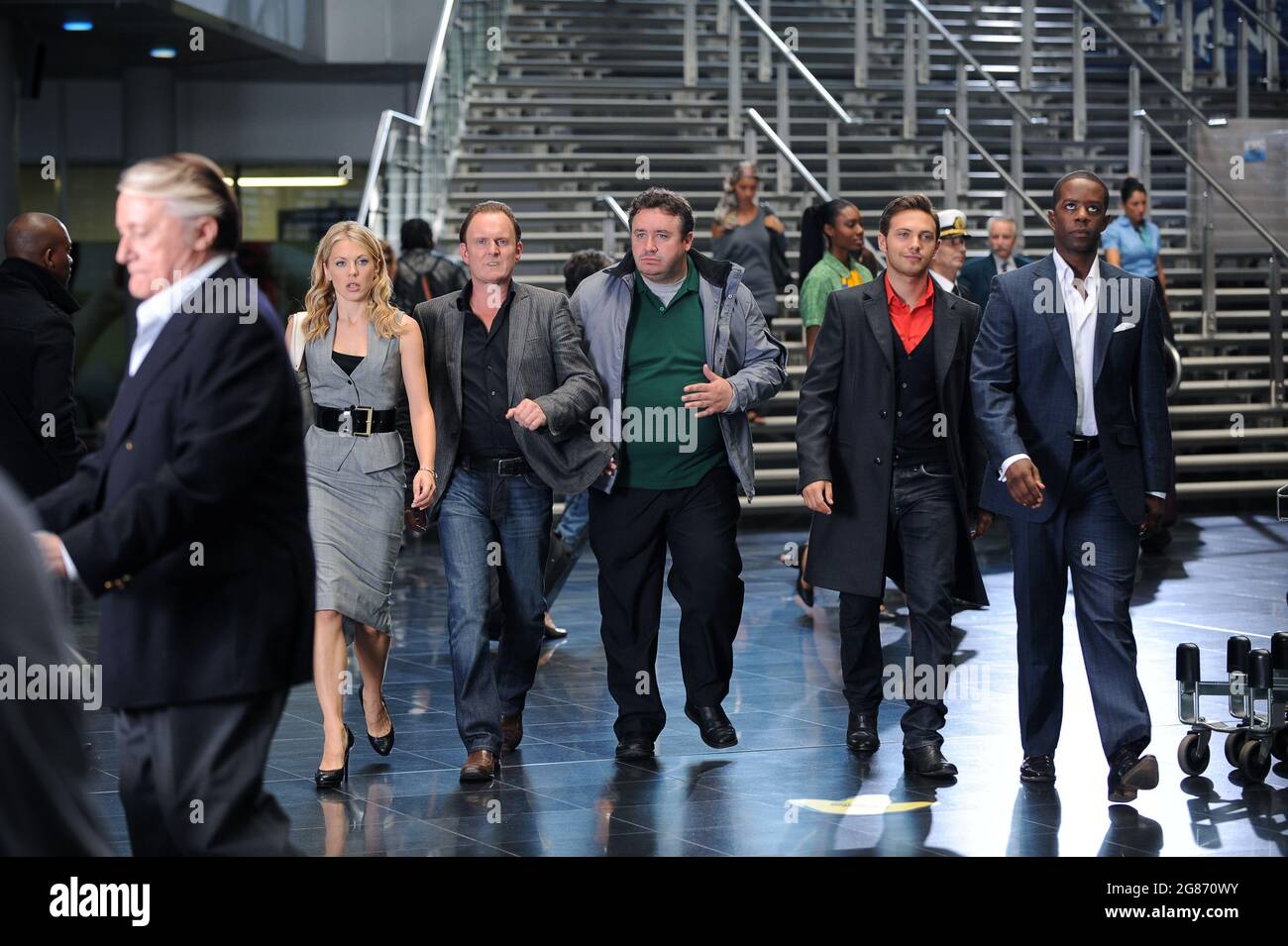 Die Dreharbeiten von Hustle vor Ort am Flughafen Birmingham. LtoR-Schauspieler Robert Vaughn, Kelly Adams, Robert Glenister, Mark Benton, Matt Di Angelo, Adrian Lester, 2009 Stockfoto
