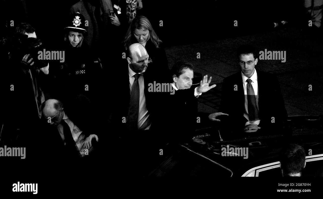 Tony Blair verlässt das Transport House in der Broad Street, Birmingham, nach seinem Treffen über die Zukunft des MG Rover 08/04/2005 Stockfoto