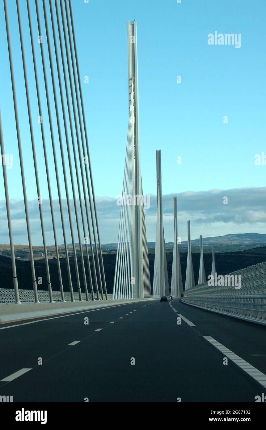 Millau Viadukt-Fahrer betrachten die moderne Architektur, die von Norman Foster entworfen wurde Stockfoto