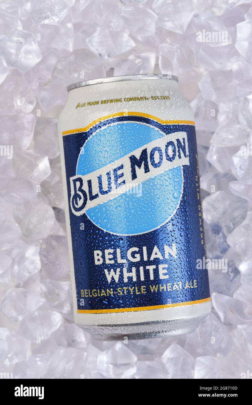 IRIVNE, KALIFORNIEN - 17 JUL 2021: Eine Dose Blue Moon Belgian White Ale in einem Eisbett. Stockfoto