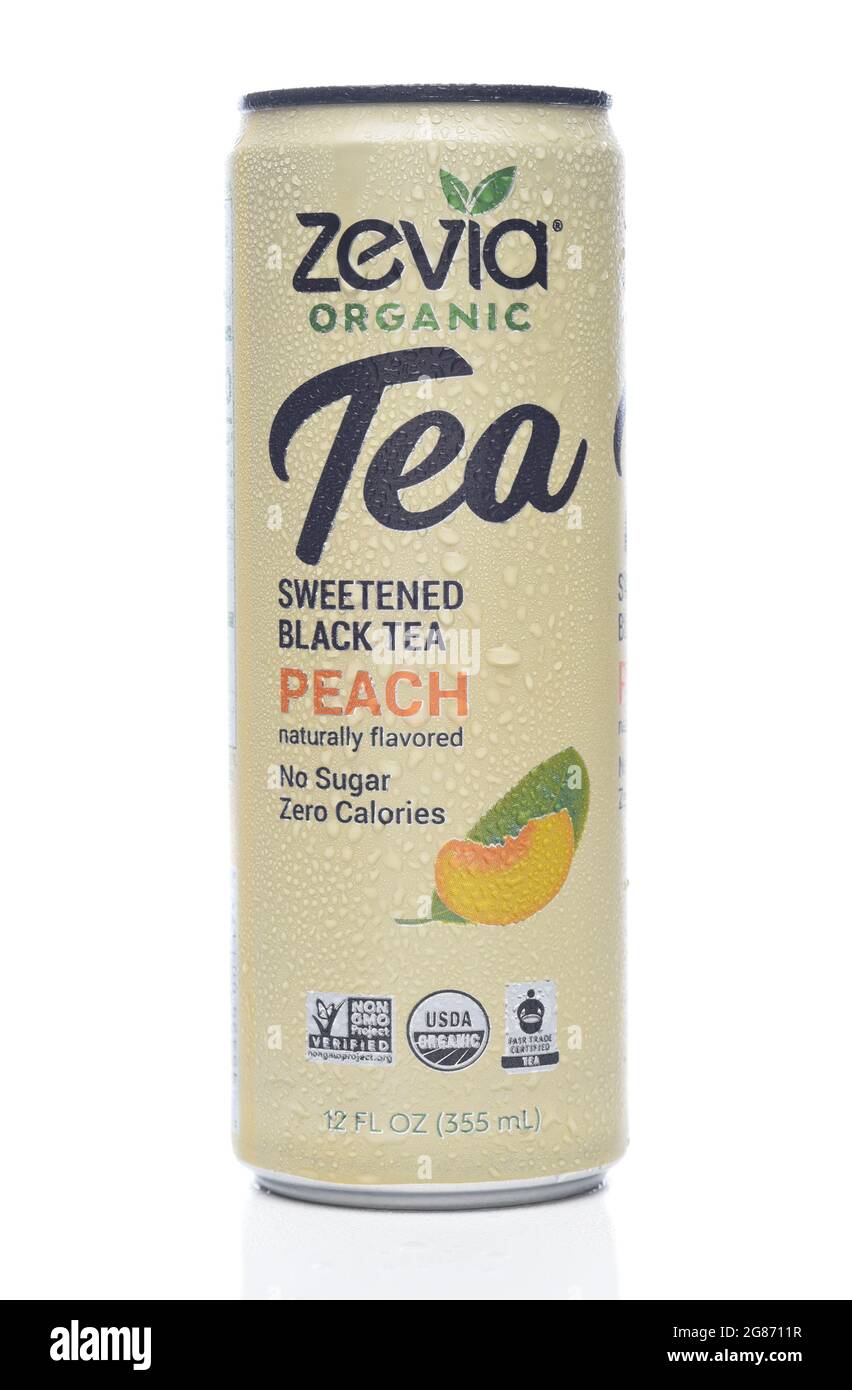 IRIVNE, KALIFORNIEN - 17 JUL 2021: Eine Dose Zevia Organic Peach Flavored Tea auf Weiß. Stockfoto