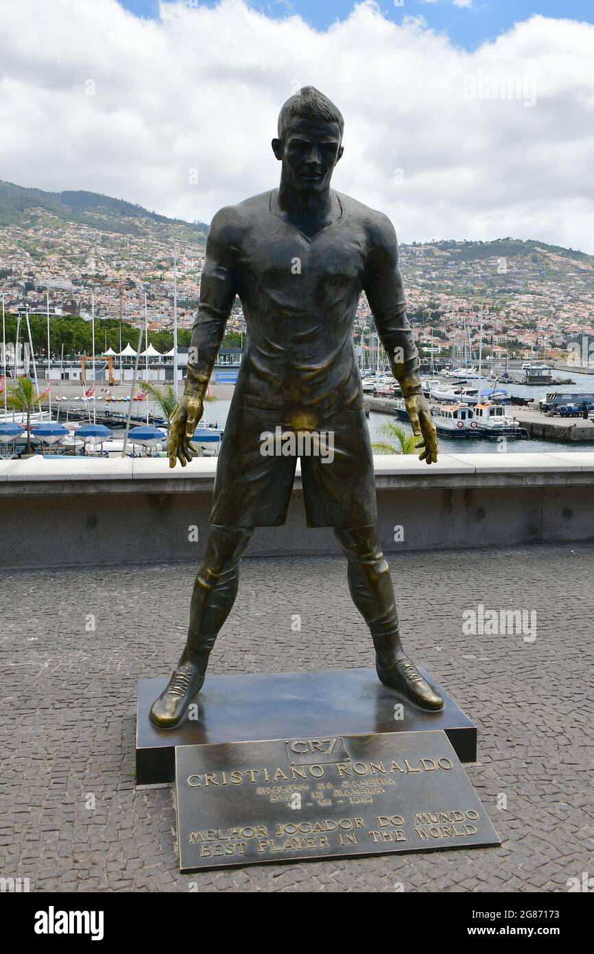 Statue Des Fussballspielers Cristiano Ronaldo Estatua De Cristiano Ronaldo Funchal Madeira Portugal Europa Stockfotografie Alamy