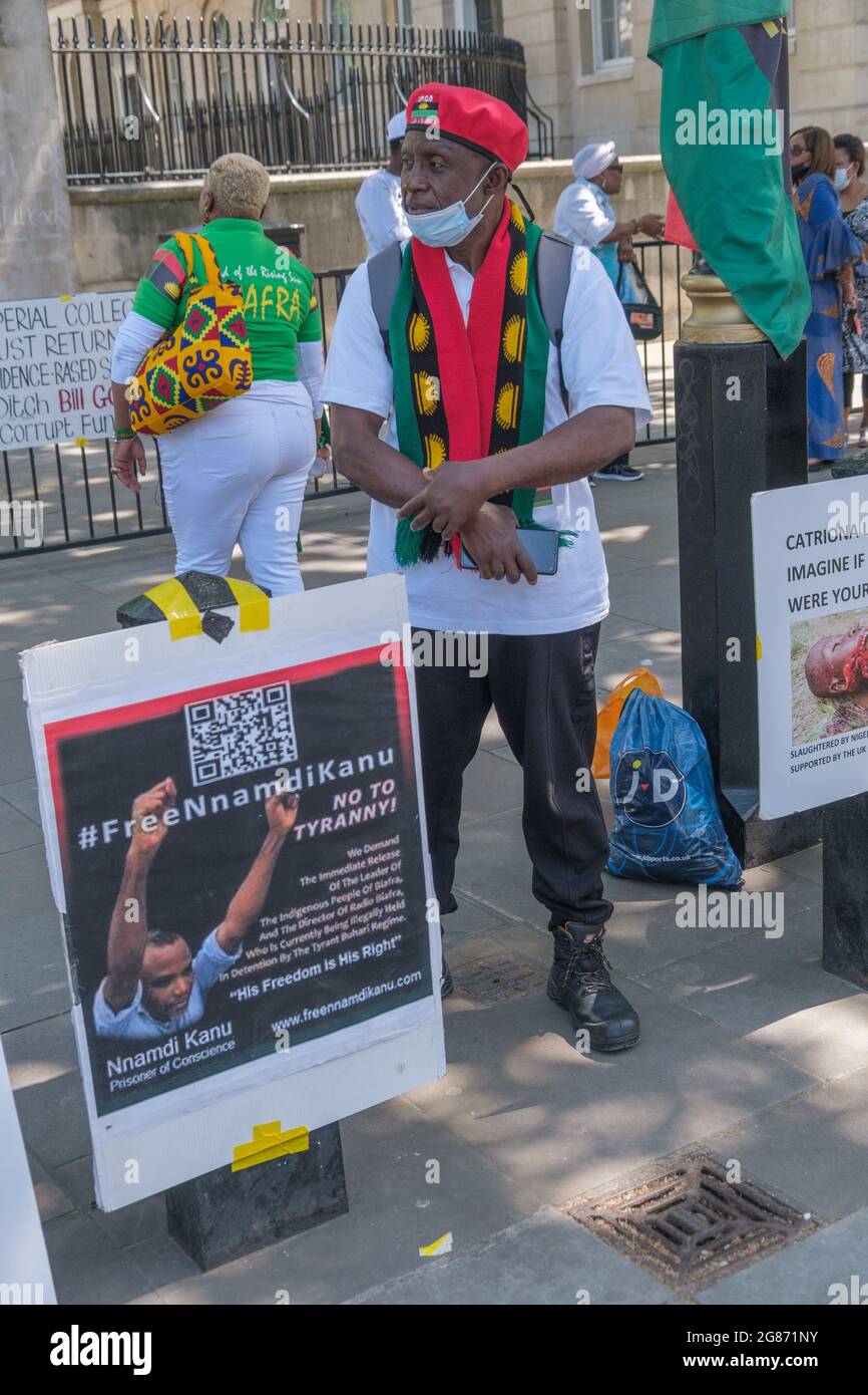 London, Großbritannien. Juli 2021. Die Nigerianer protestieren in der Downing Street weiter für die Freilassung des britischen Bürgers Nnamdi Kanu, des Anführers der indigenen Bevölkerung von Biafra (IPOB) und ein Ende der Gewalt gegen das Volk von Biafra und für die drei Stämme Nigeriens, Igbo, Yoruba und Hausa. Kanu, der im vergangenen Monat in Kenia verhaftet und nach Nigeria ausgeliefert wurde, war 2015 aus dem Land geflohen, nachdem er wegen verschiedener Vergehen angeklagt worden war und im Süden Londons gelebt hatte. Die nigrische Regierung behauptet, dass er Sendungen aus dem Ausland gemacht habe, die Gewalt gegen den Staat anstacheln. Peter Marshall/Alamy Live New Stockfoto