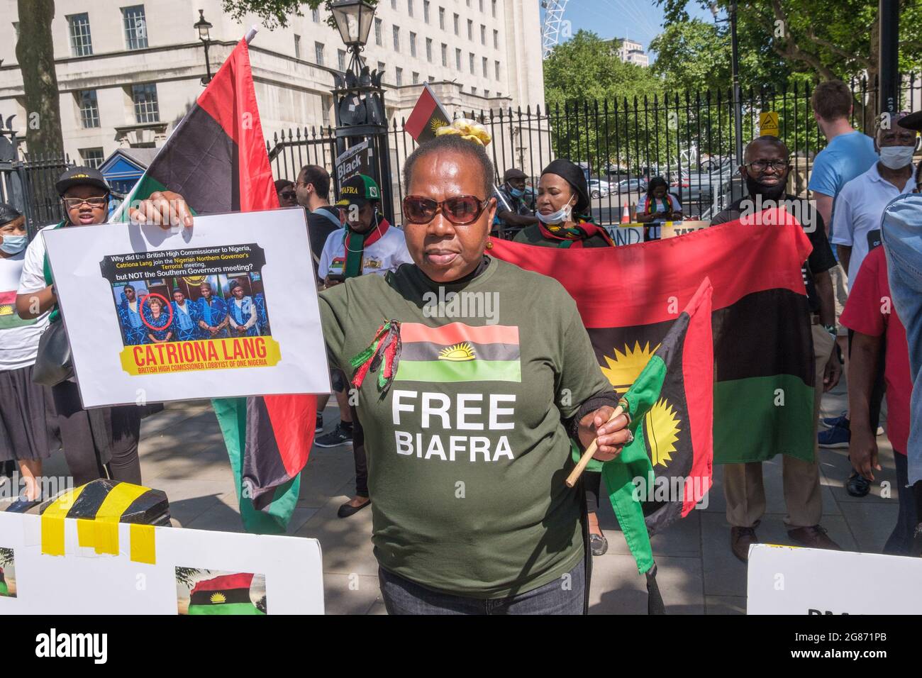 London, Großbritannien. Juli 2021. Die Nigerianer protestieren in der Downing Street weiter für die Freilassung des britischen Bürgers Nnamdi Kanu, des Anführers der indigenen Bevölkerung von Biafra (IPOB) und ein Ende der Gewalt gegen das Volk von Biafra und für die drei Stämme Nigeriens, Igbo, Yoruba und Hausa. Kanu, der im vergangenen Monat in Kenia verhaftet und nach Nigeria ausgeliefert wurde, war 2015 aus dem Land geflohen, nachdem er wegen verschiedener Vergehen angeklagt worden war und im Süden Londons gelebt hatte. Die nigrische Regierung behauptet, dass er Sendungen aus dem Ausland gemacht habe, die Gewalt gegen den Staat anstacheln. Peter Marshall/Alamy Live New Stockfoto