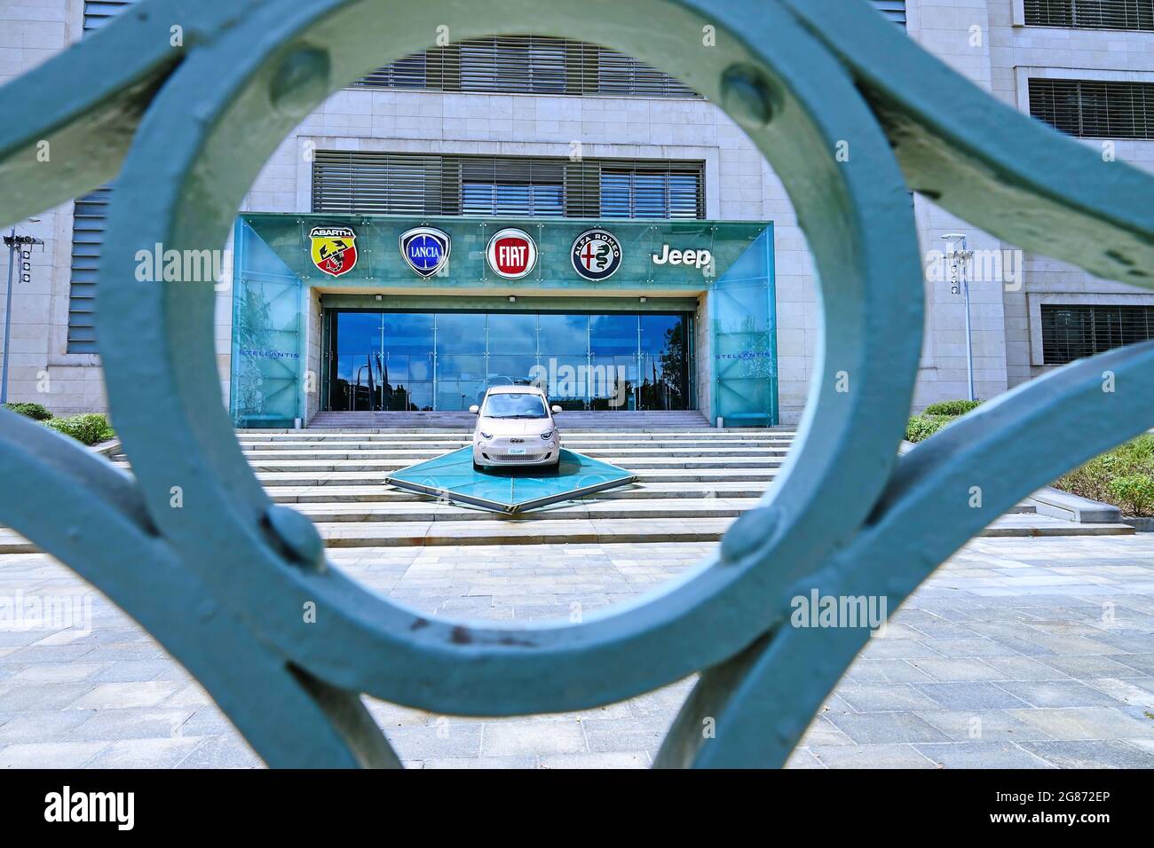 Eingangsfassade des Stellantis-Werks in Mirafiori. Turin, Italien - Juli 2021 Stockfoto