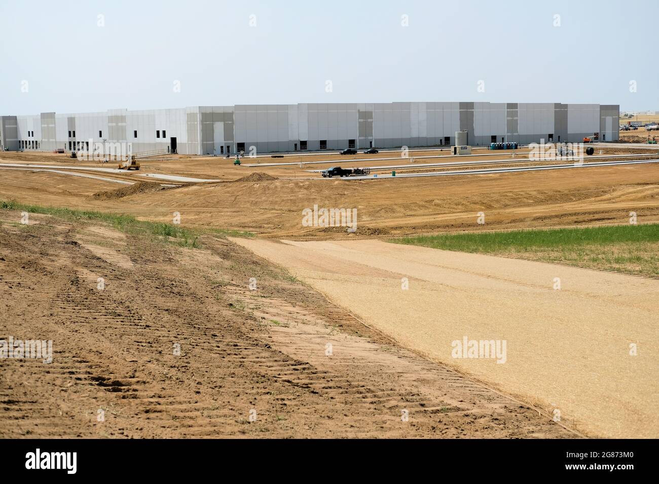 Gewerbliche Immobilienbaustelle in Aurora, Colorado; unvollendete Bauarbeiten im Gange. Stockfoto