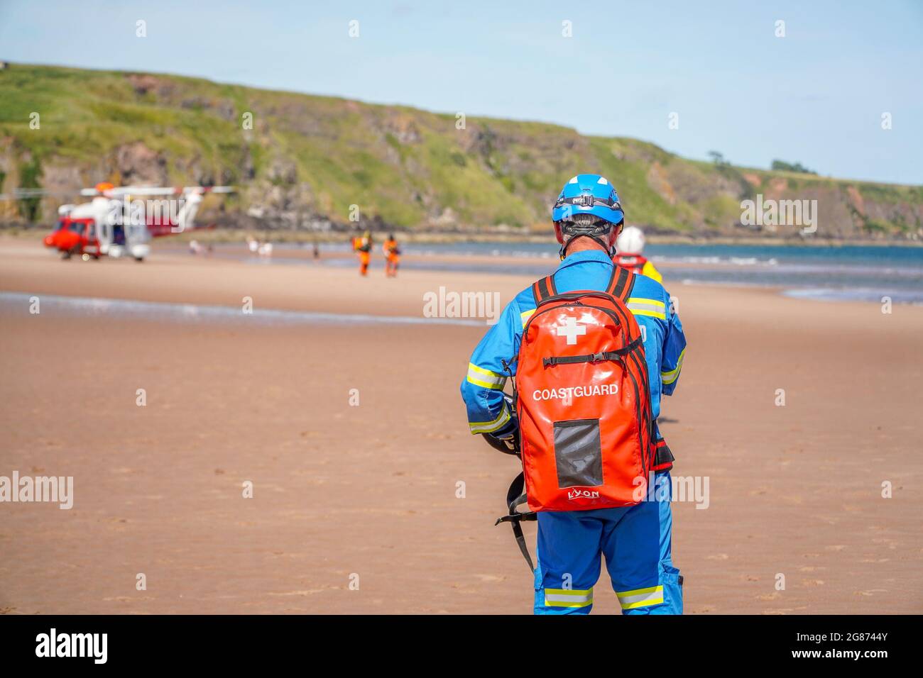 Lunan Bay Beach, Angus, Schottland, Großbritannien, 17. Juli 2021: Große Rettungsaktion der Küstenwache und RNLI, nachdem eine Mutter und Tochter heute am Lunan Bay Beach mit ihrem aufblasbaren Schlauchboot bei starkem Wind auf See getrieben wurden. Ein Offshore-Versorgungsschiff, das sich in der Nähe befand, startete ebenfalls den FRC, um bei der Rettung zu helfen. Auf diesem Foto sieht man, wie die Küstenwache eine Ausschlusszone um das Rettungsgebiet herum schafft. (Quelle: Barry Nixon/Alamy Live News) Stockfoto