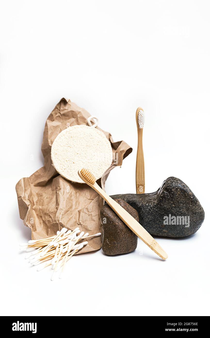 Trendiges, minimalistisches Stillleben mit natürlichen Schönheitsprodukten und Steinen. Bad-Zubehör ohne Abfall. Balance Zusammensetzung der Bambus-Zahnbürsten, l Stockfoto