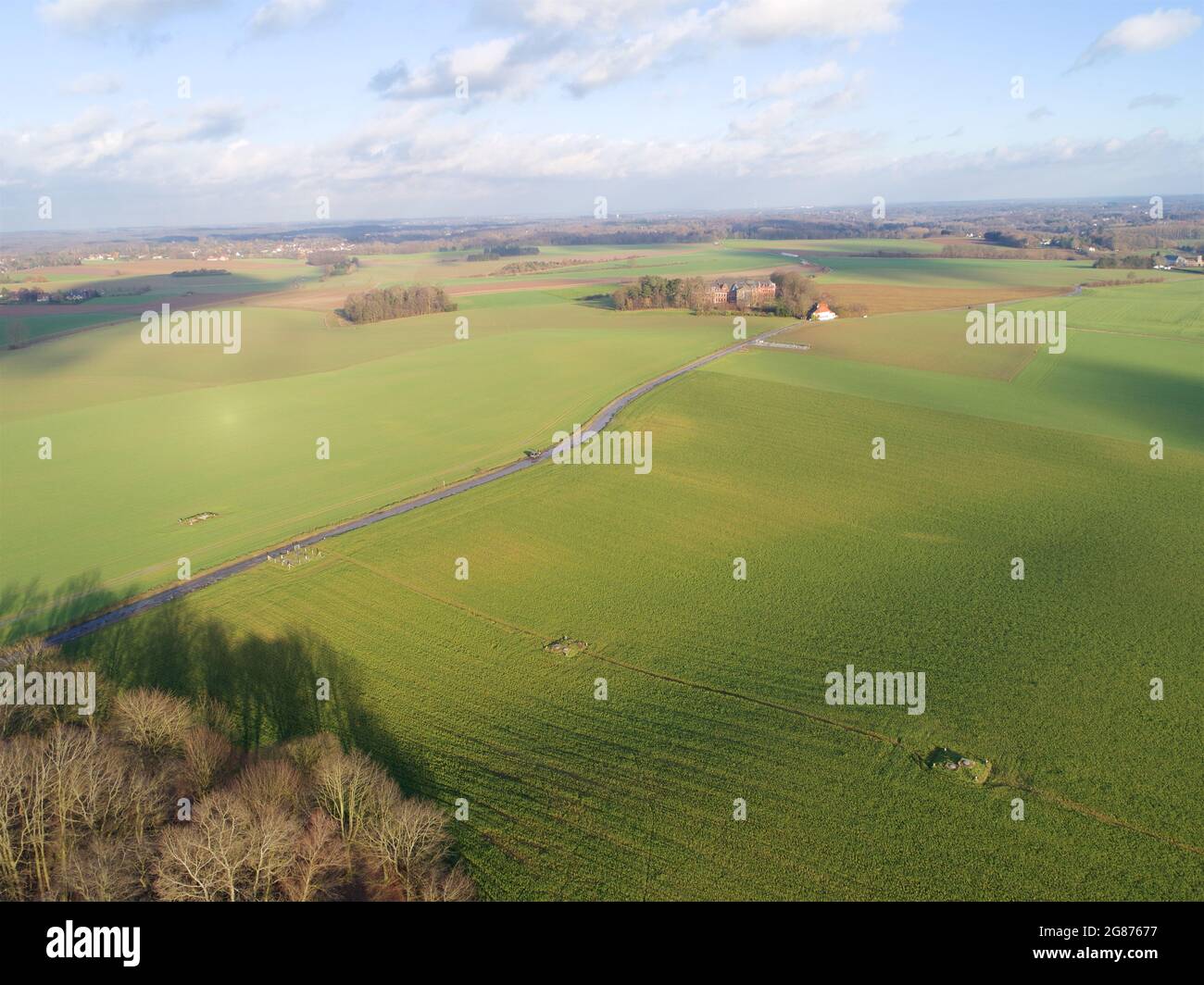 Luftaufnahme Farmfeld, Löwenhügel, Schlachtfeld, Napoleon, Waterloo, Belgien, Grün und Himmel, Stockfoto