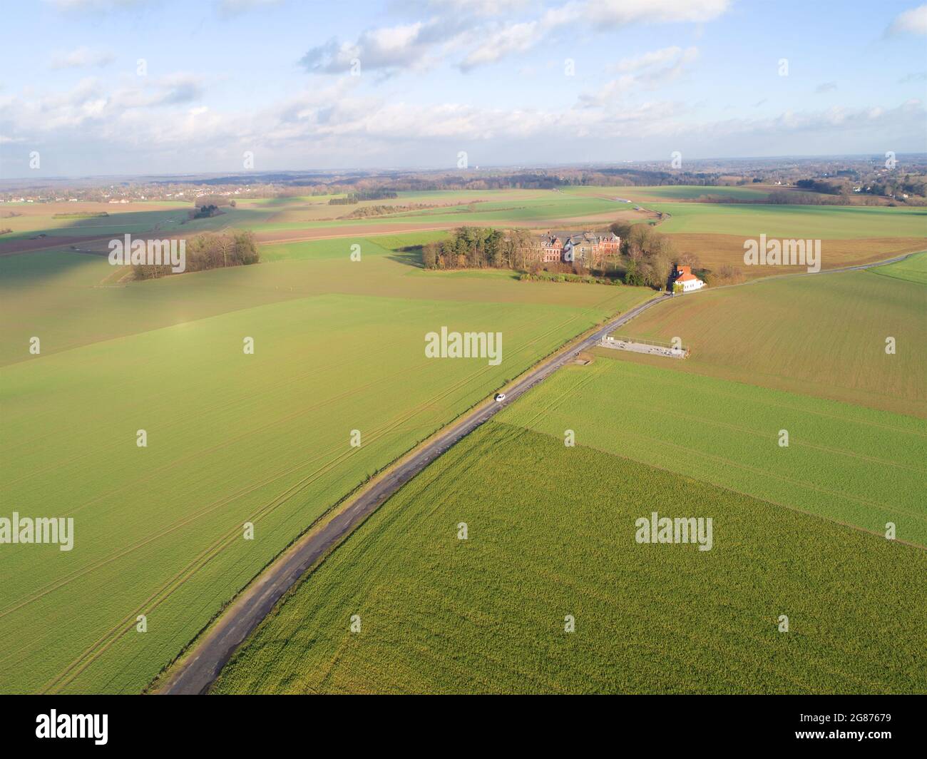 Luftaufnahme Farmfeld, Löwenhügel, Schlachtfeld, Napoleon, Waterloo, Belgien, Grün und Himmel, Stockfoto