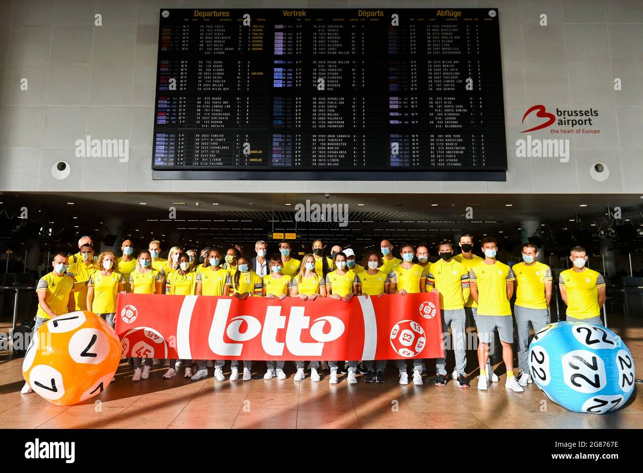 Belgische Athleten posieren für den Fotografen beim Abflug der Athleten des belgischen Teams zu den Olympischen Spielen 2020 in Tokio, am Samstag, den 17. Juli 2021, im Stockfoto