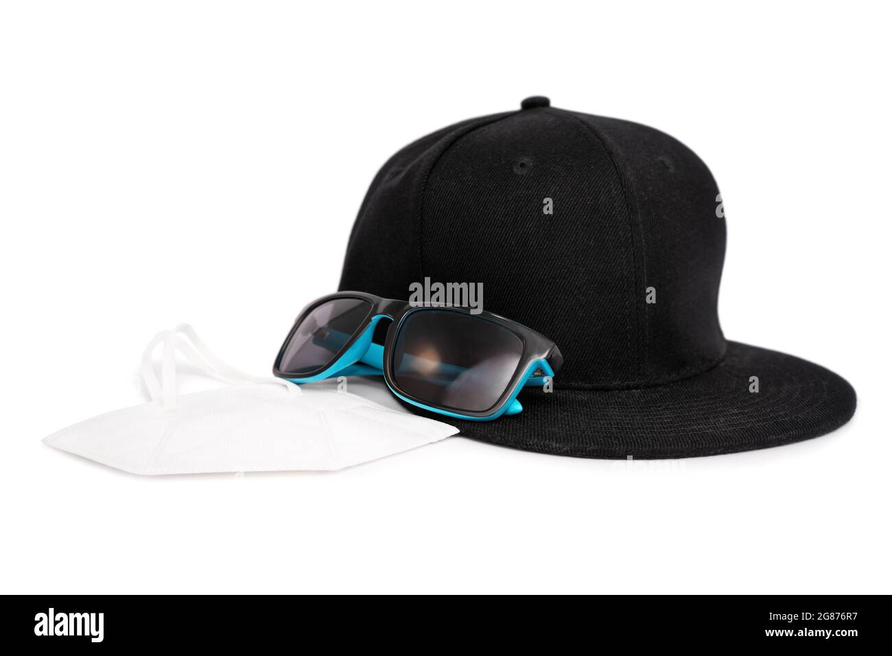 Moderne stylische männliche Accessoires für die Pandemie mit Snapback Cap,  Sonnenbrille und einer Gesichtsmaske, isoliert auf weißem Hintergrund. Der  COVID-19 New Normal Stockfotografie - Alamy