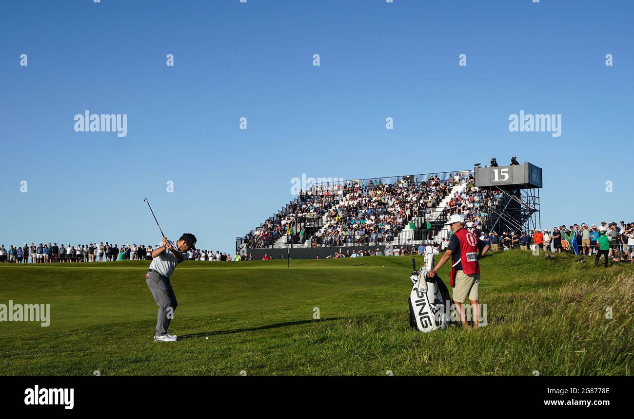 Der Südafrikaner Louis Oosthuizen spielt am dritten Tag der Open im Royal St. George's Golf Club in Sandwich, Kent, auf das 15. Green. Bilddatum: Samstag, 17. Juli 2021. Stockfoto