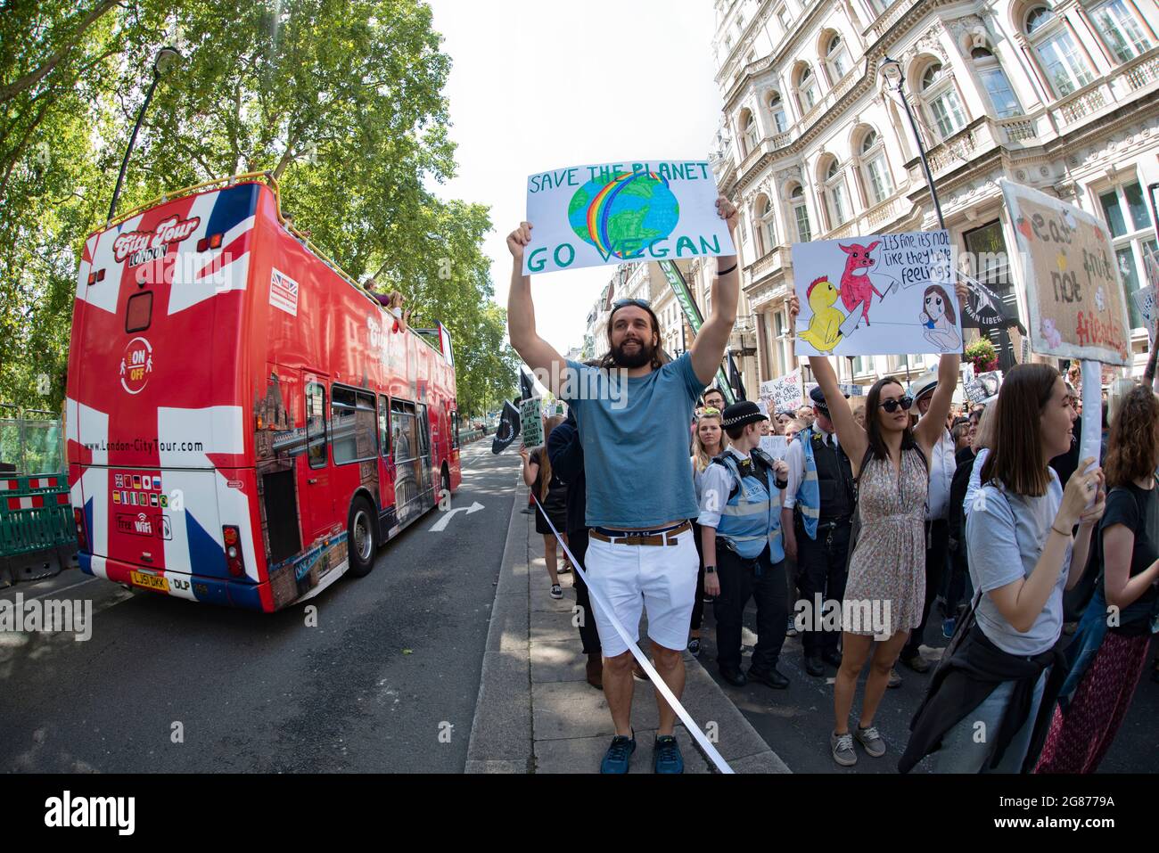 Die Offiziellen Tierrechte März London 2019. Aktivisten marschieren am 17. August 2019 durch die britische Hauptstadt. Rette Den Planeten, Geh Vegan Stockfoto