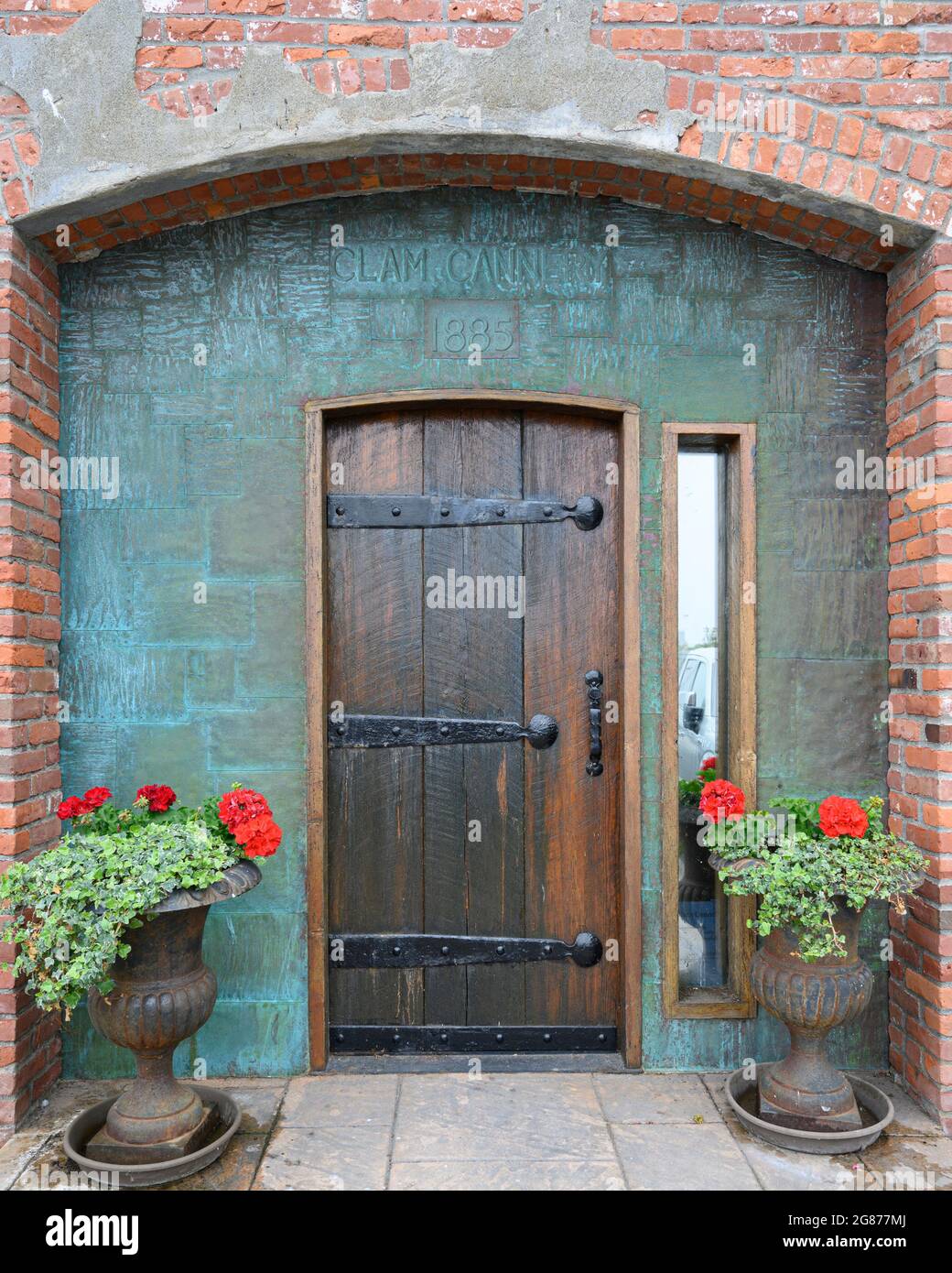 Eine Tür in die alte Muschel-Konservenfabrik in Port Orchard, WA. Es ist jetzt eine Residenz. Stockfoto