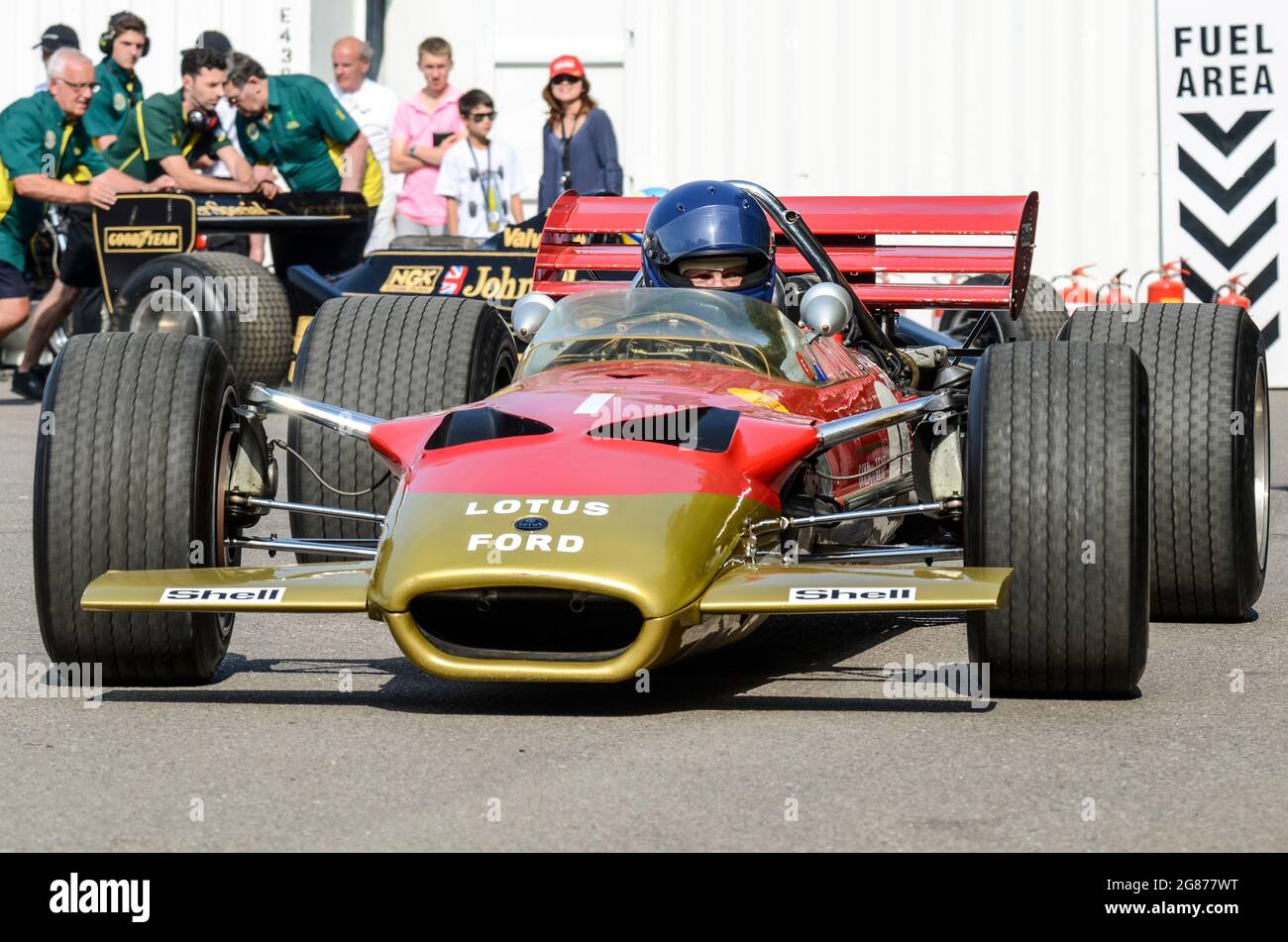 1968 Lotus 49 Grand Prix, Formel-1-Rennwagen beim Goodwood Festival of Speed 2013. Gold Leaf Sponsoring Farben rot und Gold. Formel-1-Jahrgang der 60er Jahre Stockfoto
