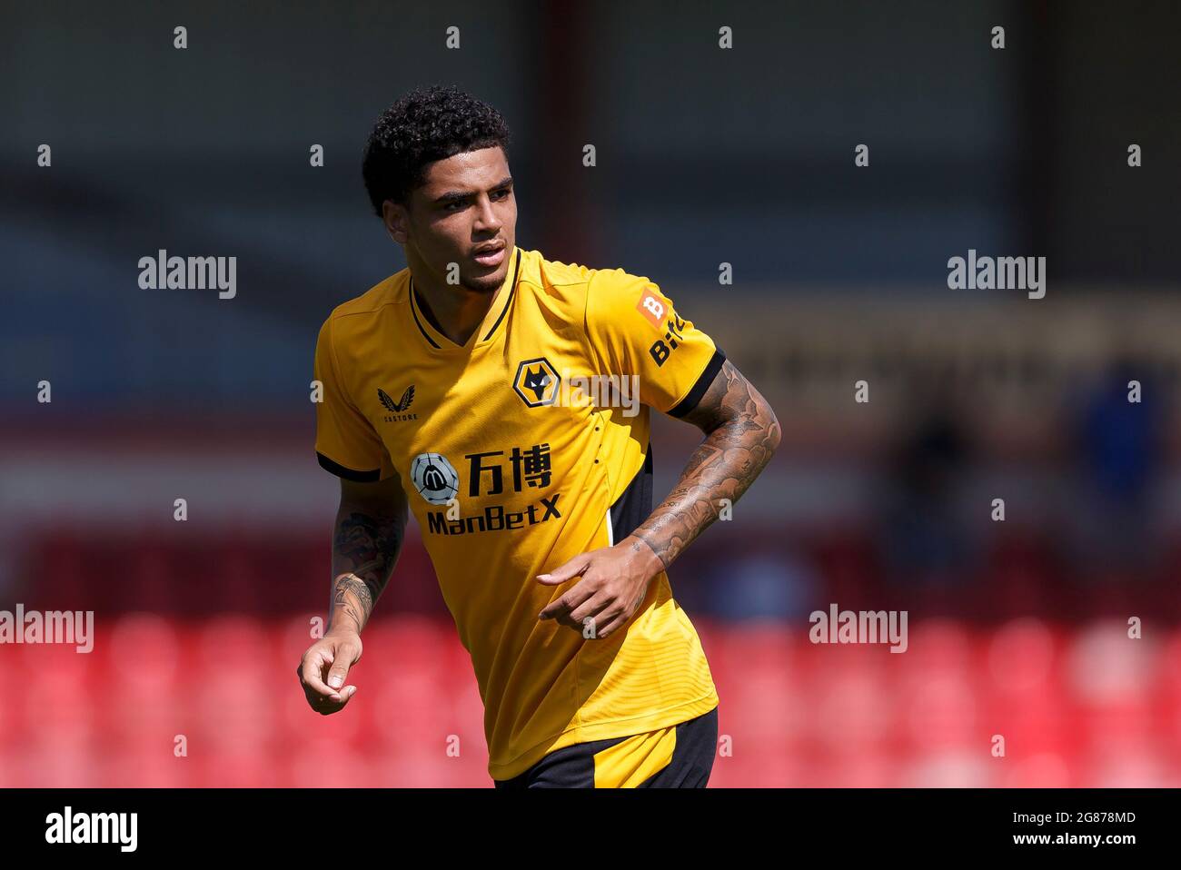 Crewe, Großbritannien. Juli 2021. Ki-Jana Hoever von Wolverhampton Wanderers beim Vorsaison-Freundschaftsspiel zwischen Crewe Alexandra und Wolverhampton Wanderers am 17. Juli 2021 im Alexandra Stadium in Crewe, England. (Foto von Daniel Chesterton/phcimages.com) Quelle: PHC Images/Alamy Live News Stockfoto