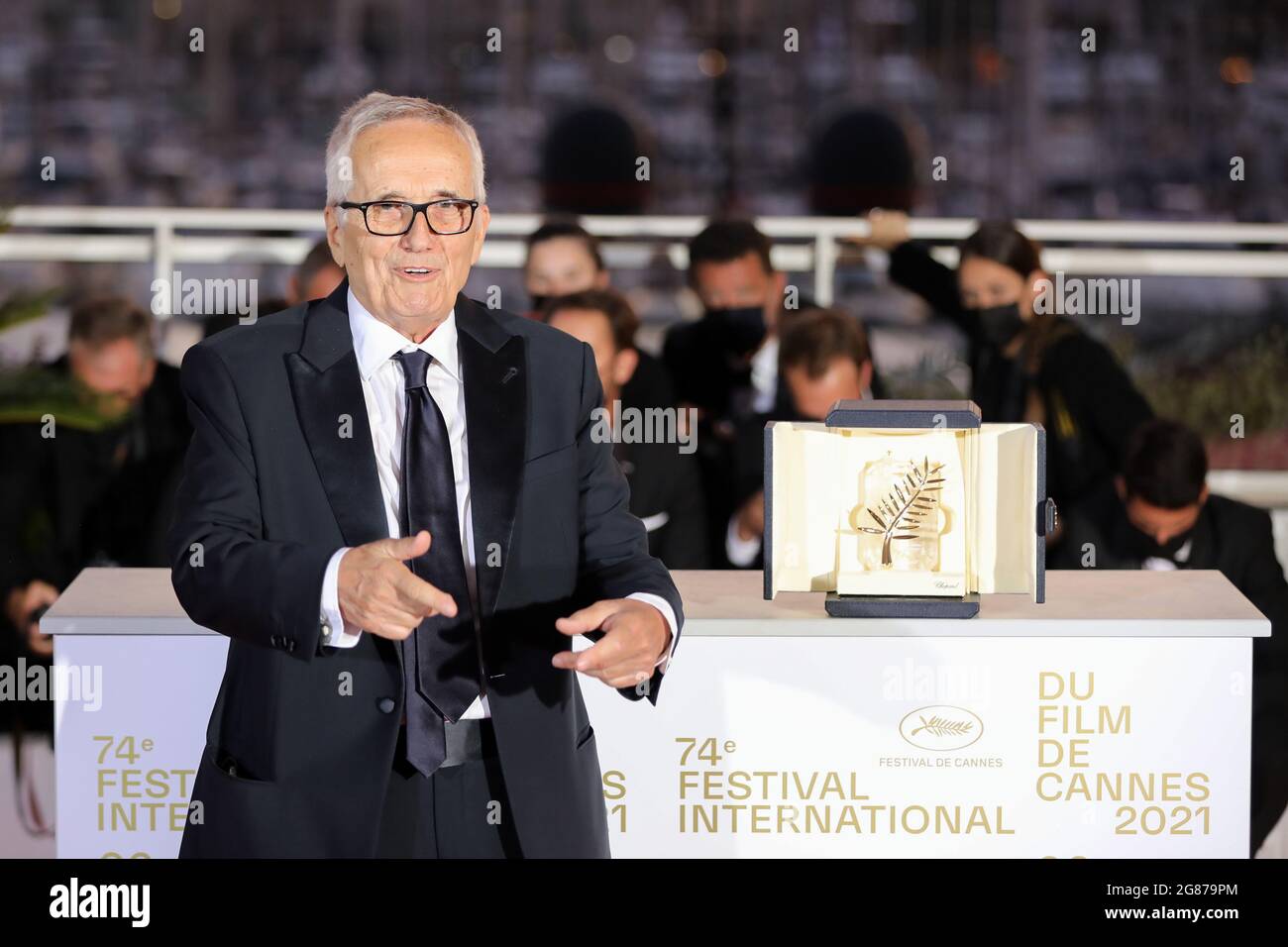 Das 74. Filmfestival von Cannes - Fotocall nach der Abschlusszeremonie - Cannes, Frankreich, 17. Juli 2021. Regisseur Marco Bellocchio posiert mit der Ehrengalde Palme d'Or. REUTERS/Reinhard Krause Stockfoto