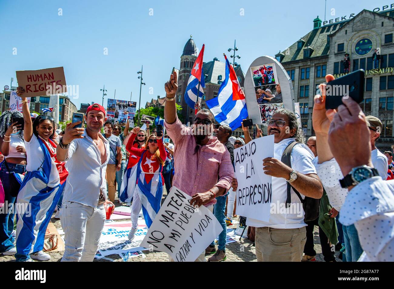 Kubanische Demonstranten chanten während der Demonstration Parolen gegen das kubanische Regime.die in den Niederlanden lebenden Kubaner organisierten einen pazifischen Protest auf dem Dam-Platz im Zentrum von Amsterdam, um die regierungsfeindlichen Proteste in Kuba zu unterstützen. Zum ersten Mal seit mehr als sechs Jahrzehnten sind kubanische Bürger auf die Straßen des Landes gegangen, um gegen die sich verschlechternden Lebensbedingungen und den Mangel an Grundgütern und Dienstleistungen zu protestieren, einschließlich medizinischer Versorgung angesichts einer zunehmenden Zahl von Coronavirus-Infektionen. Stockfoto