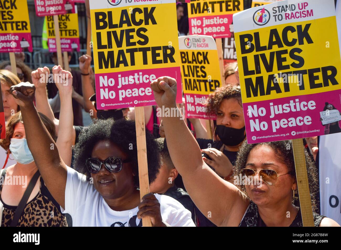 London, Großbritannien. Juli 2021. Demonstranten protestieren, während sie Plakate mit Black Lives Matter während des Anti-Rassismus-Protests halten.Demonstranten hielten Reden und knieten vor der Downing Street aus Solidarität mit englischen Fußballspielern; Marcus Rashford, Bukayo Saka und Jadon Sancho, nach dem rassistischen Online-Missbrauch, den das Trio nach dem EM 2020-Finale zwischen England und Italien erhielt. (Foto: Vuk Valcic/SOPA Images/Sipa USA) Quelle: SIPA USA/Alamy Live News Stockfoto