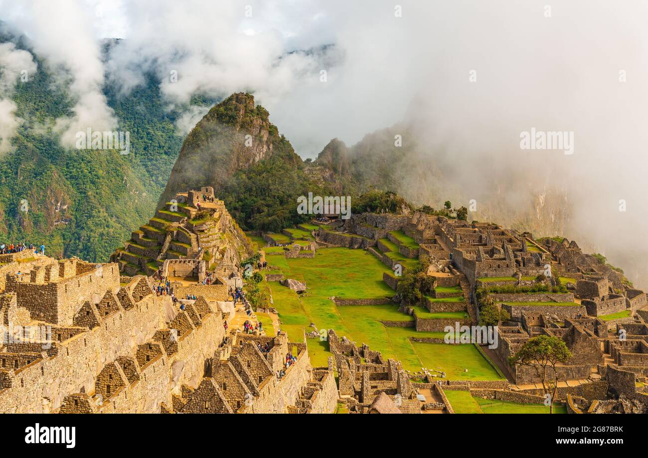 Machu Picchu Nebel mit alten Sonnenaufgangsfarben, Machu Picchu historisches Heiligtum, Cusco, Peru. Stockfoto