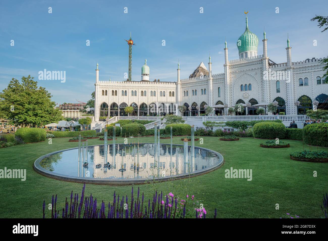 Maurischer Palast und das Nimb im Vergnügungspark Tivoli Gardens - Kopenhagen, Dänemark Stockfoto