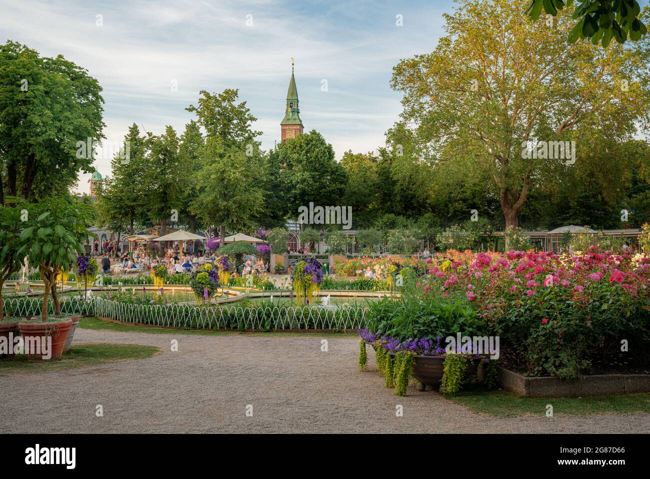 Vergnügungspark Tivoli Gardens mit Rathausturm im Hintergrund - Kopenhagen, Dänemark Stockfoto