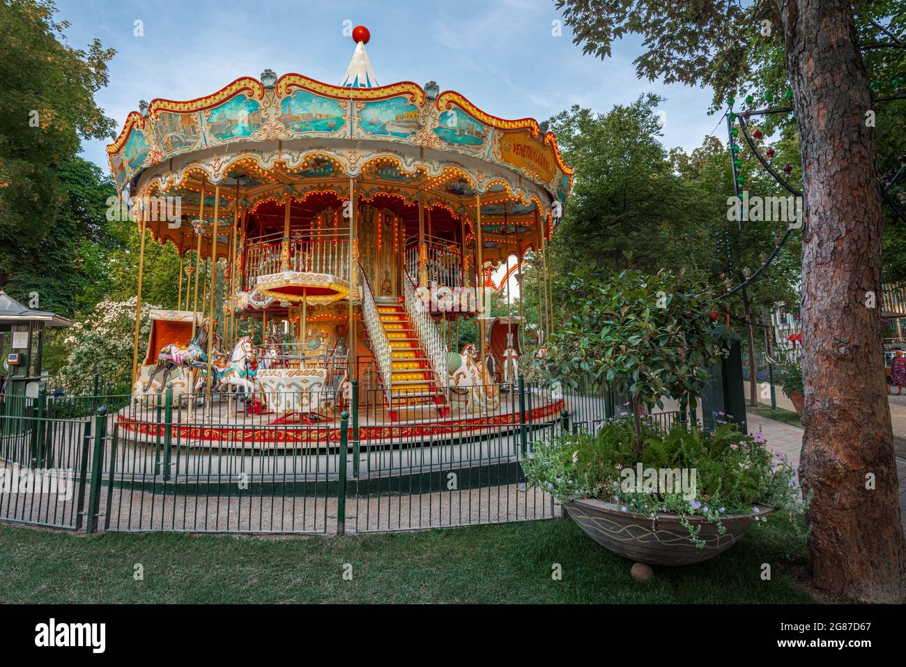 Venezianisches Karussell im Vergnügungspark Tivoli Gardens - Kopenhagen, Dänemark Stockfoto