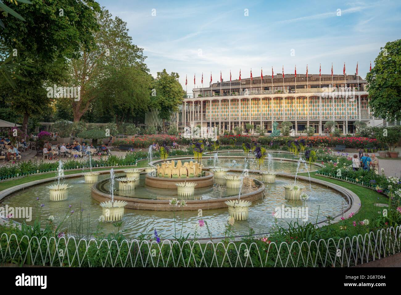 Tivoli-Konzerthalle und -Brunnen im Vergnügungspark Tivoli Gardens - Kopenhagen, Dänemark Stockfoto