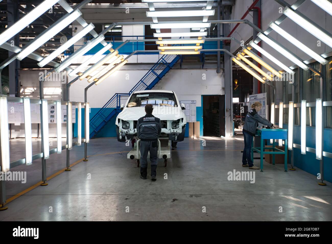 Kostanay, Kasachstan, 14.Mai2012:Saryarkaavtoprom Auto-Gebäude-Anlage.Ssangyong Autos Montage.Qualitätskontrolle der Karosserie Malerei. Vor dem Zusammenbau. Stockfoto