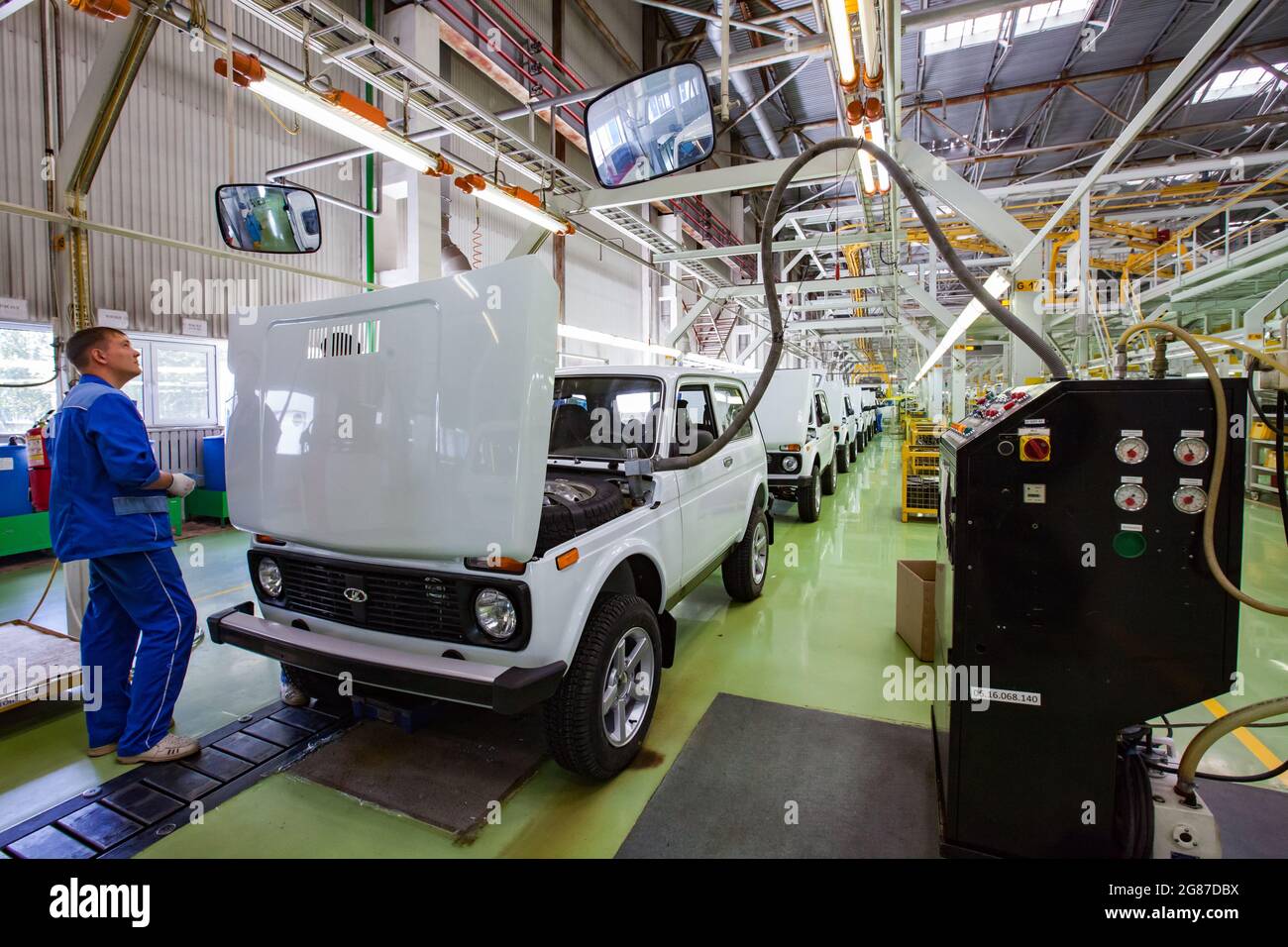 USt'-Kamenogorsk, Kasachstan - Mai 31,2012: Auto-Gebäude der Firma Asia-Auto. Produktionslinie. Arbeiter, die Druck in Fahrzeugsystemen messen. Stockfoto