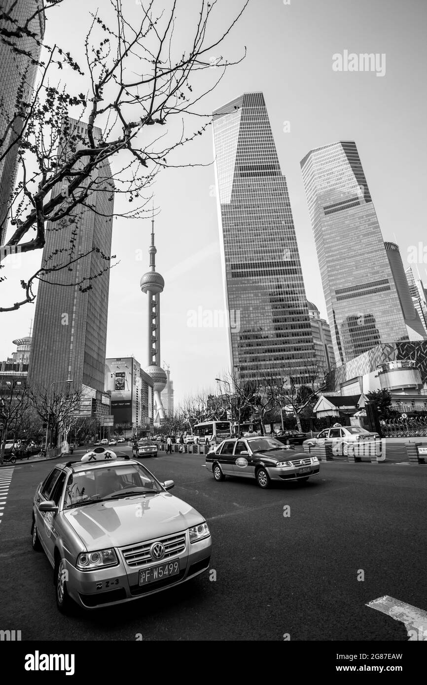 Shanghai, China - 8. April 2014: Taxi-Auto auf der Straße in Shanghai. Schwarzweiß-Stadtfotografie, Weitwinkelaufnahme Stockfoto