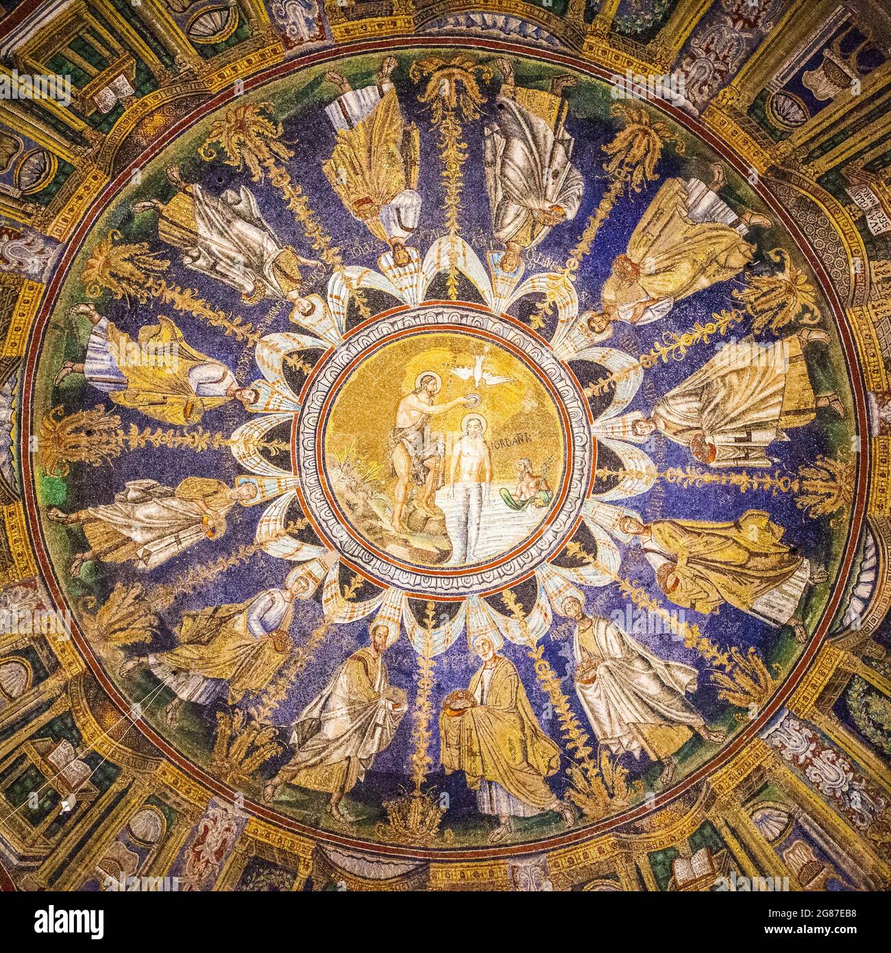 Ravenna, Italien - 14. Oktober 2016: Mosaikkuppel im Baptisterium Neoniano in Ravenna - Johannes der Täufer taufte Jesus und die Apostel. Mast Stockfoto